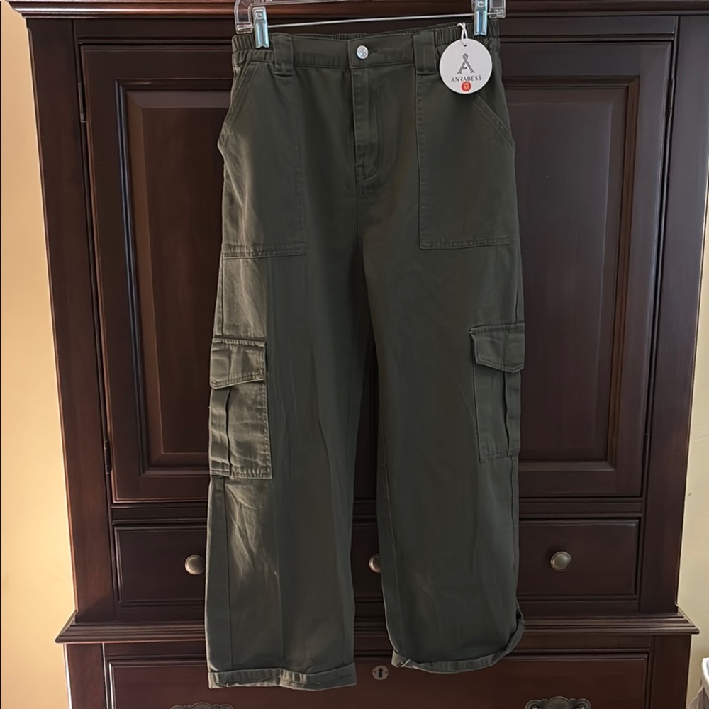 Women’s Green Cargo Pants size medium elastic waist NWT